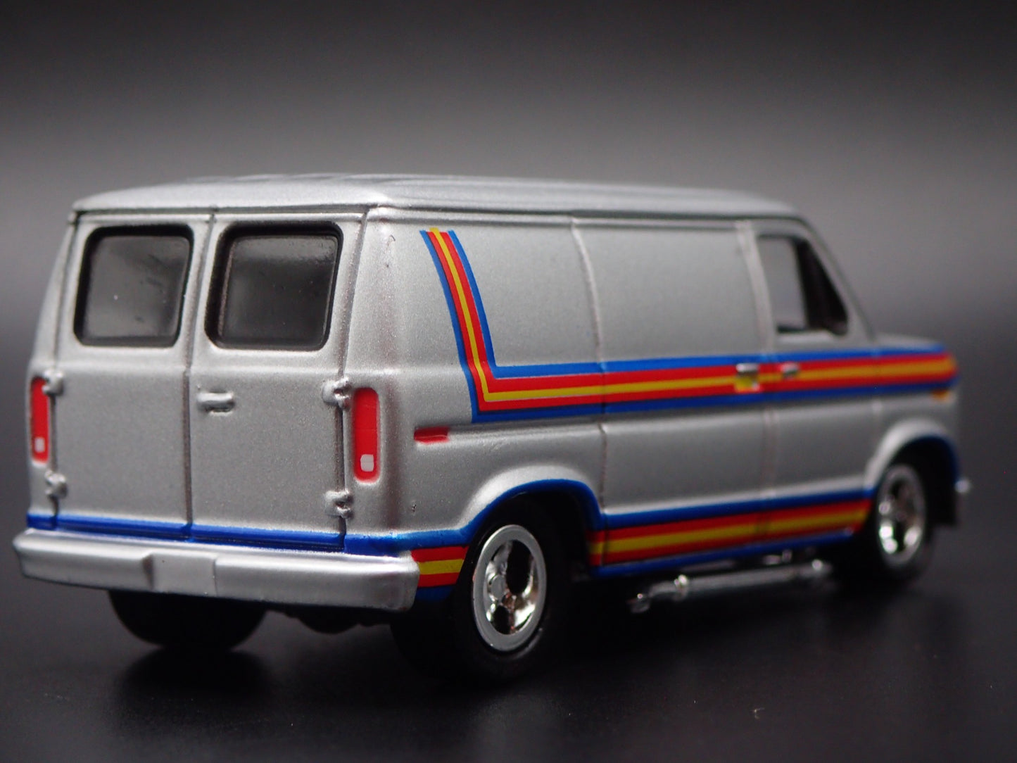 1975-1991 FORD ECONOLINE 150 VAN CLUB WAGON 1:64 SCALE DIORAMA DIECAST MODEL CAR