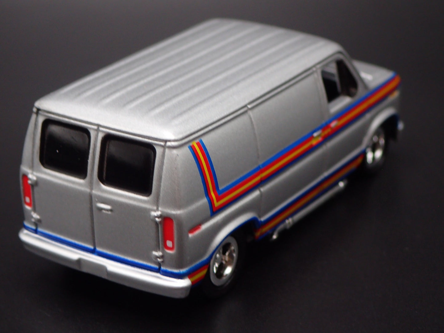 1975-1991 FORD ECONOLINE 150 VAN CLUB WAGON 1:64 SCALE DIORAMA DIECAST MODEL CAR