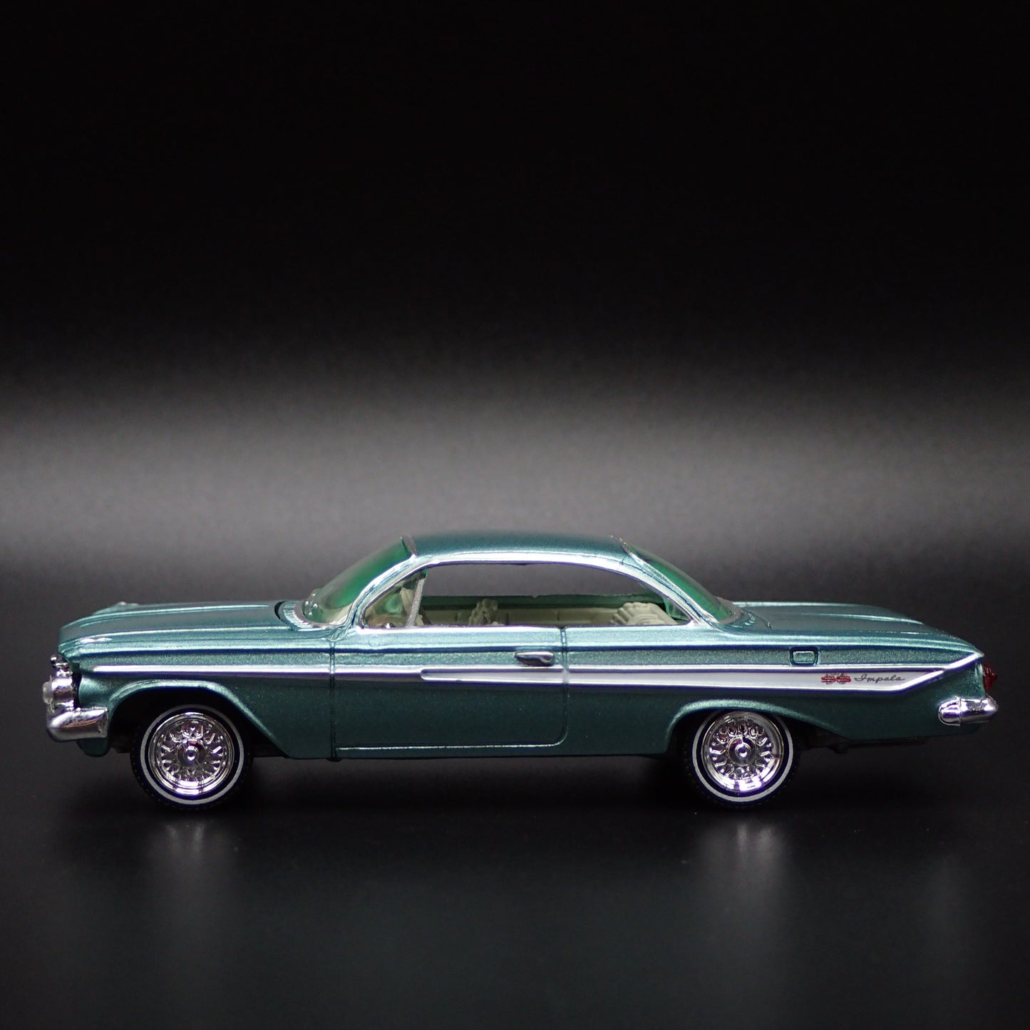 1961 61 CHEVY CHEVROLET IMPALA SS 409 GREEN 1:64 SCALE DIORAMA DIECAST MODEL CAR