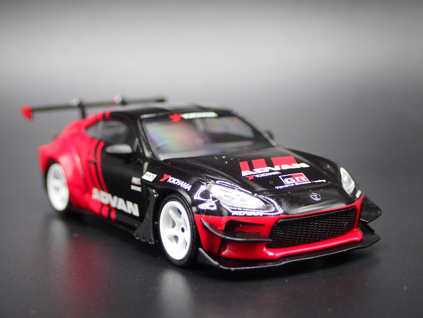2021-2026 TOYOTA GR86 HKS TYPE R ADVAN 1/64 SCALE DIORAMA DIECAST MODEL CAR