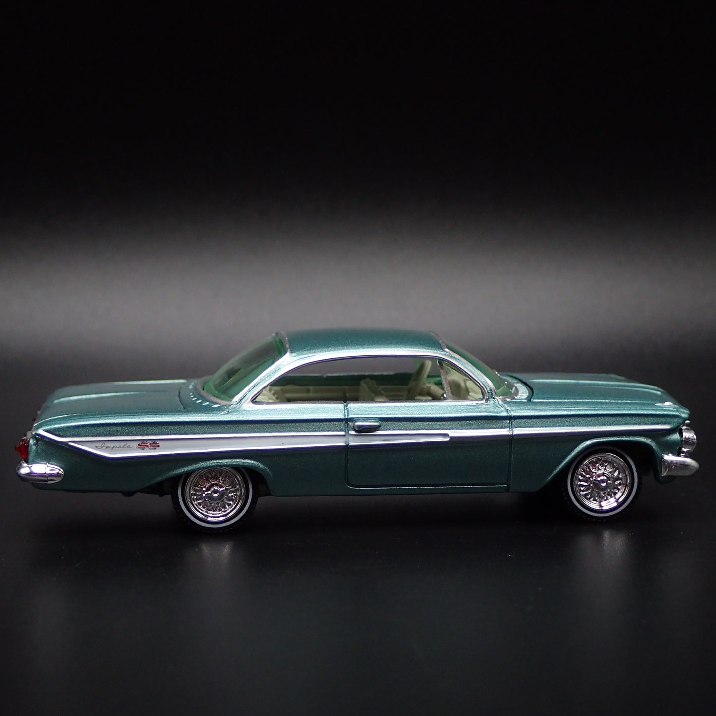 1961 61 CHEVY CHEVROLET IMPALA SS 409 GREEN 1:64 SCALE DIORAMA DIECAST MODEL CAR