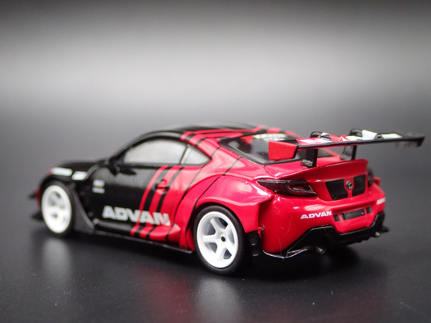 2021-2026 TOYOTA GR86 HKS TYPE R ADVAN 1/64 SCALE DIORAMA DIECAST MODEL CAR