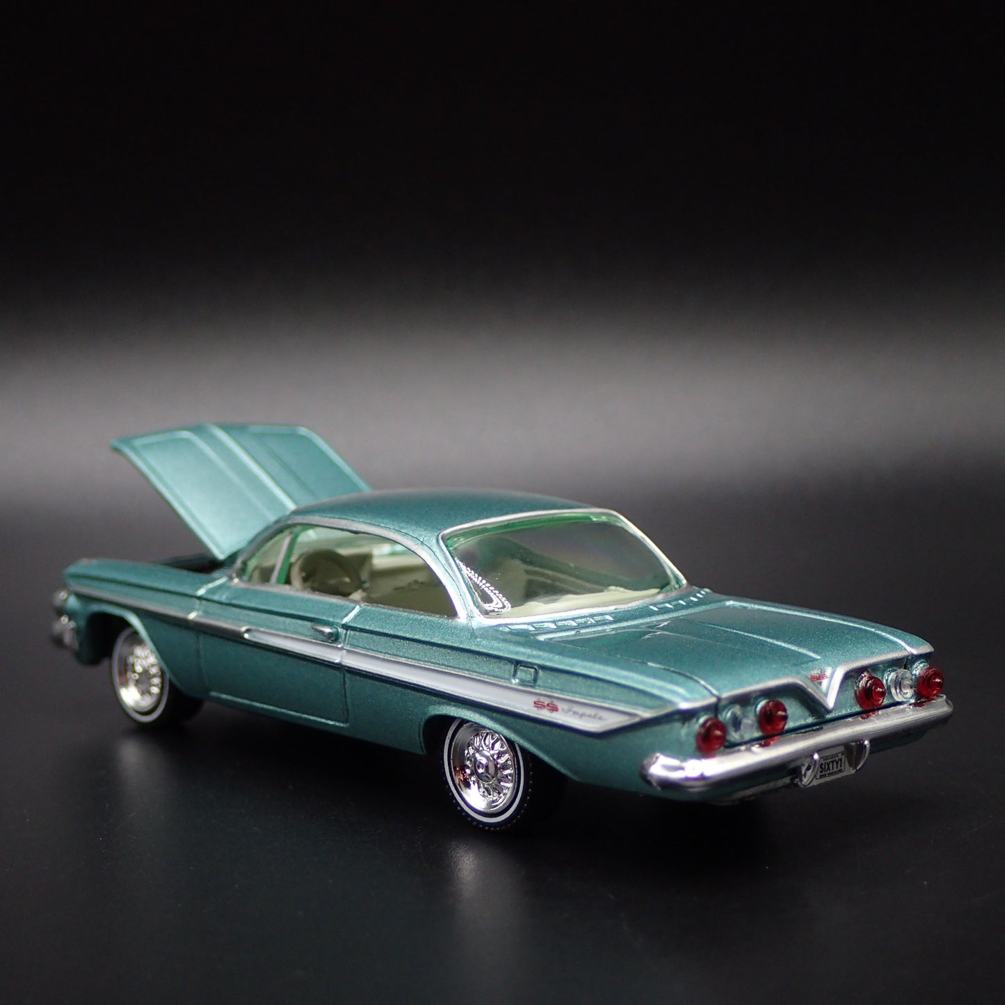 1961 61 CHEVY CHEVROLET IMPALA SS 409 GREEN 1:64 SCALE DIORAMA DIECAST MODEL CAR