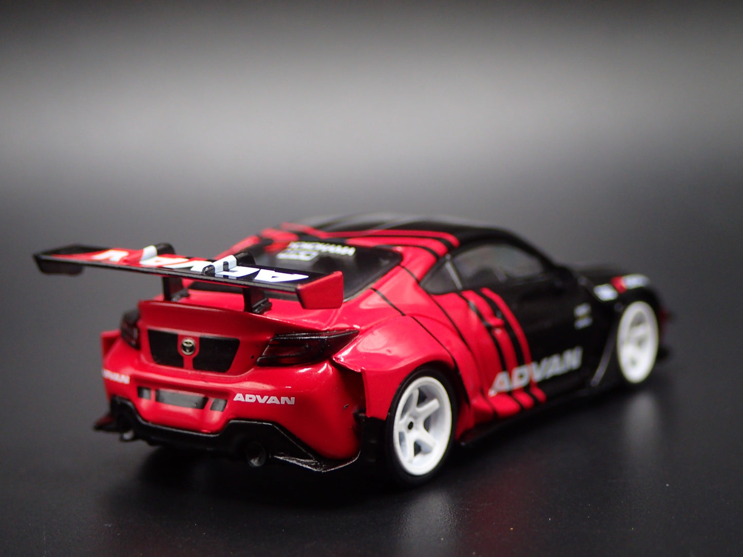 2021-2026 TOYOTA GR86 HKS TYPE R ADVAN 1/64 SCALE DIORAMA DIECAST MODEL CAR