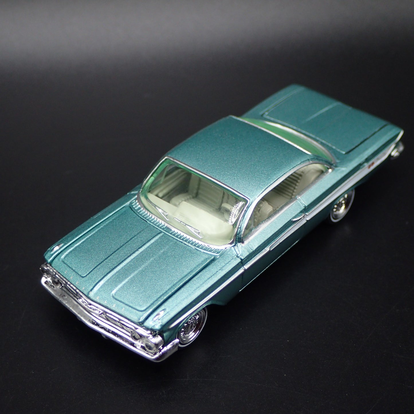 1961 61 CHEVY CHEVROLET IMPALA SS 409 GREEN 1:64 SCALE DIORAMA DIECAST MODEL CAR