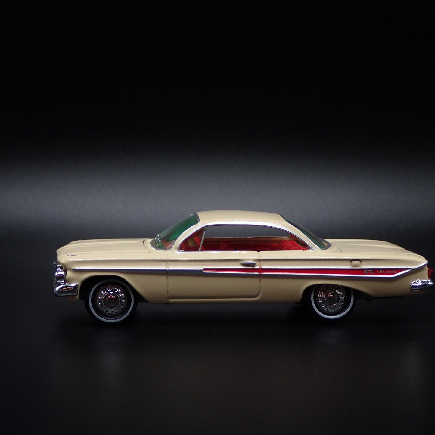 1961 61 CHEVY CHEVROLET IMPALA SS 409 CREAM 1:64 SCALE DIORAMA DIECAST MODEL CAR