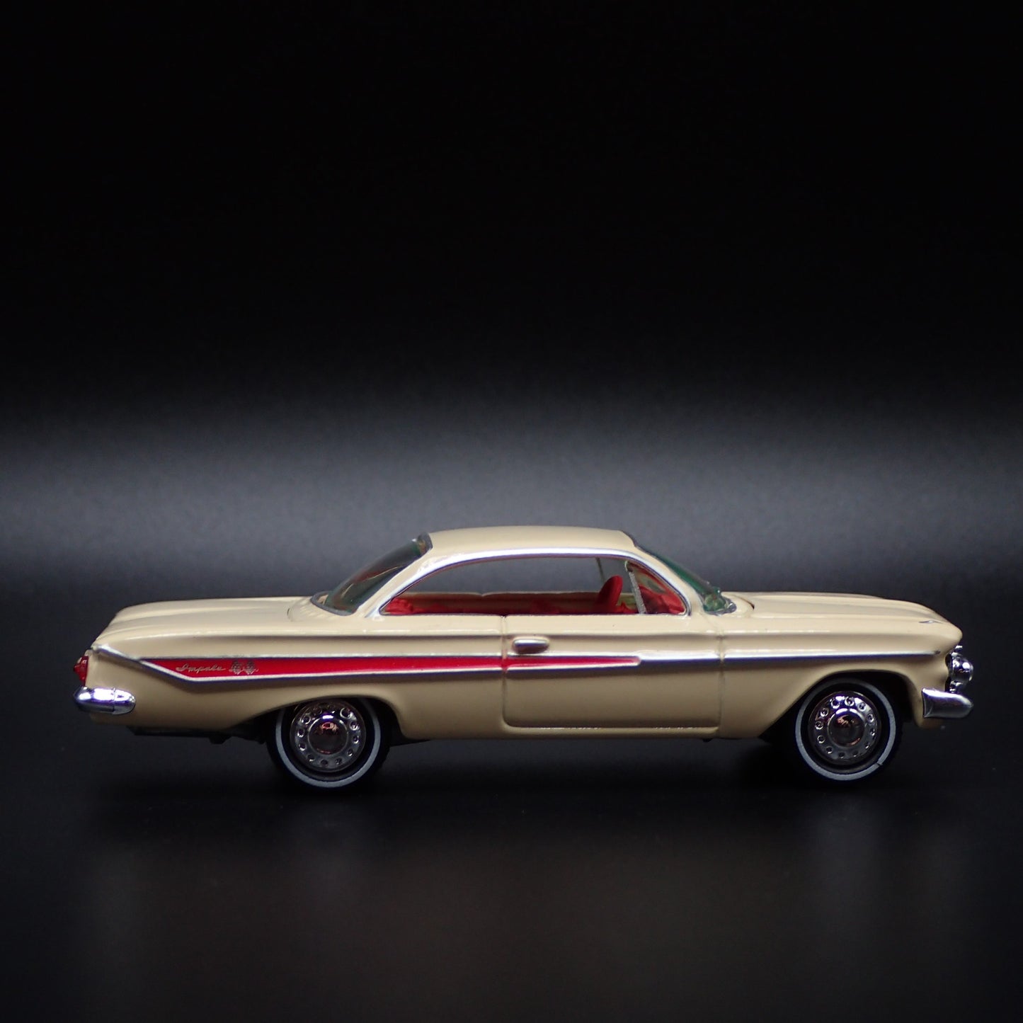 1961 61 CHEVY CHEVROLET IMPALA SS 409 CREAM 1:64 SCALE DIORAMA DIECAST MODEL CAR