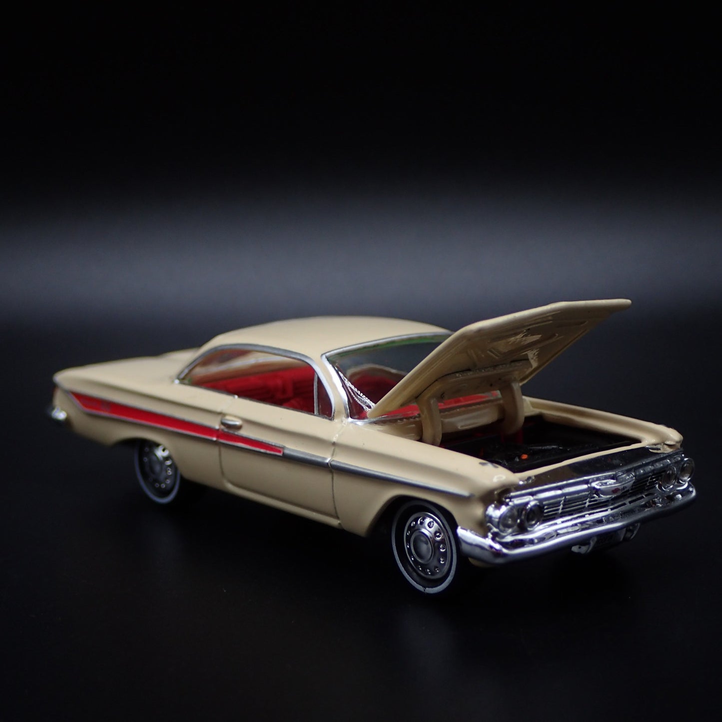 1961 61 CHEVY CHEVROLET IMPALA SS 409 CREAM 1:64 SCALE DIORAMA DIECAST MODEL CAR