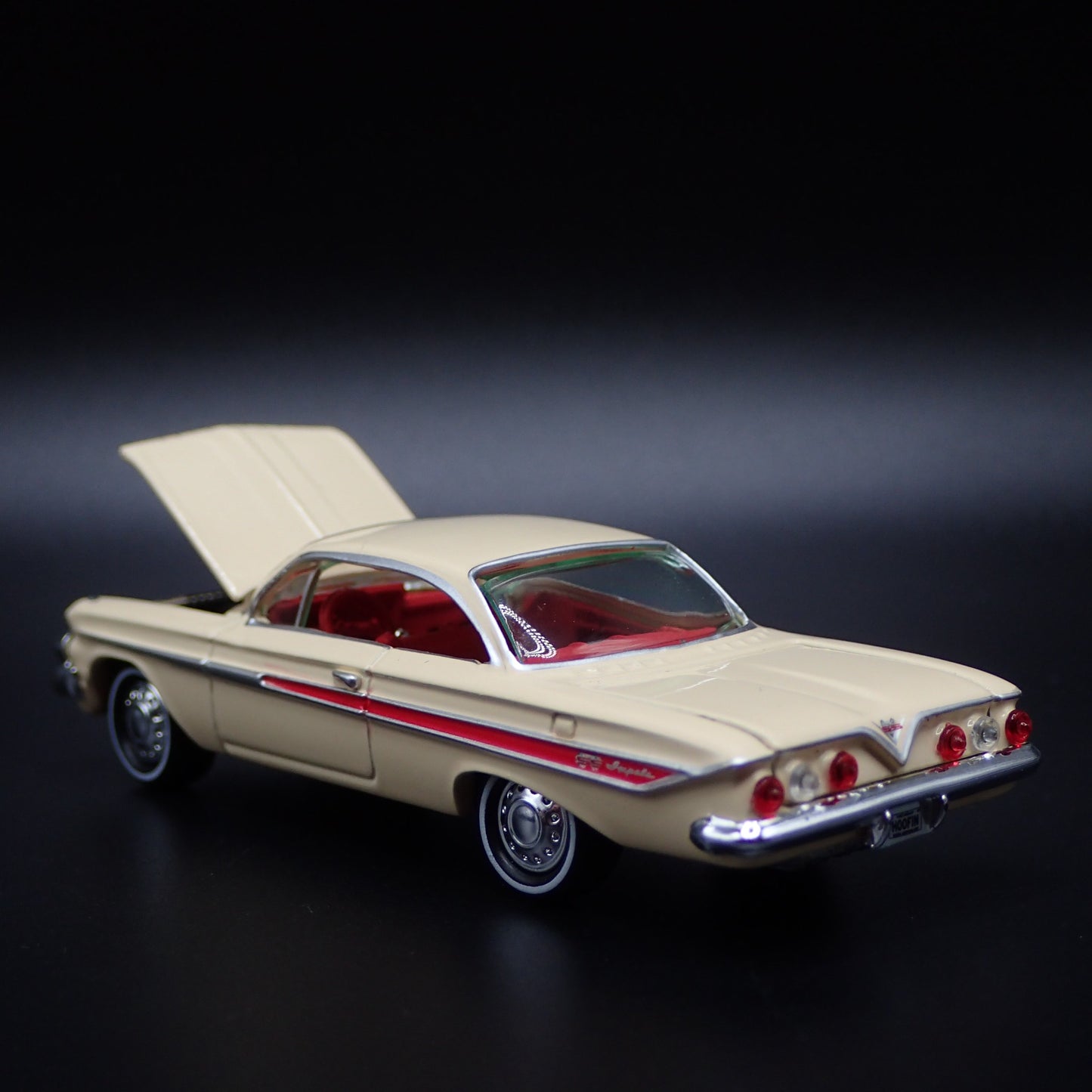 1961 61 CHEVY CHEVROLET IMPALA SS 409 CREAM 1:64 SCALE DIORAMA DIECAST MODEL CAR