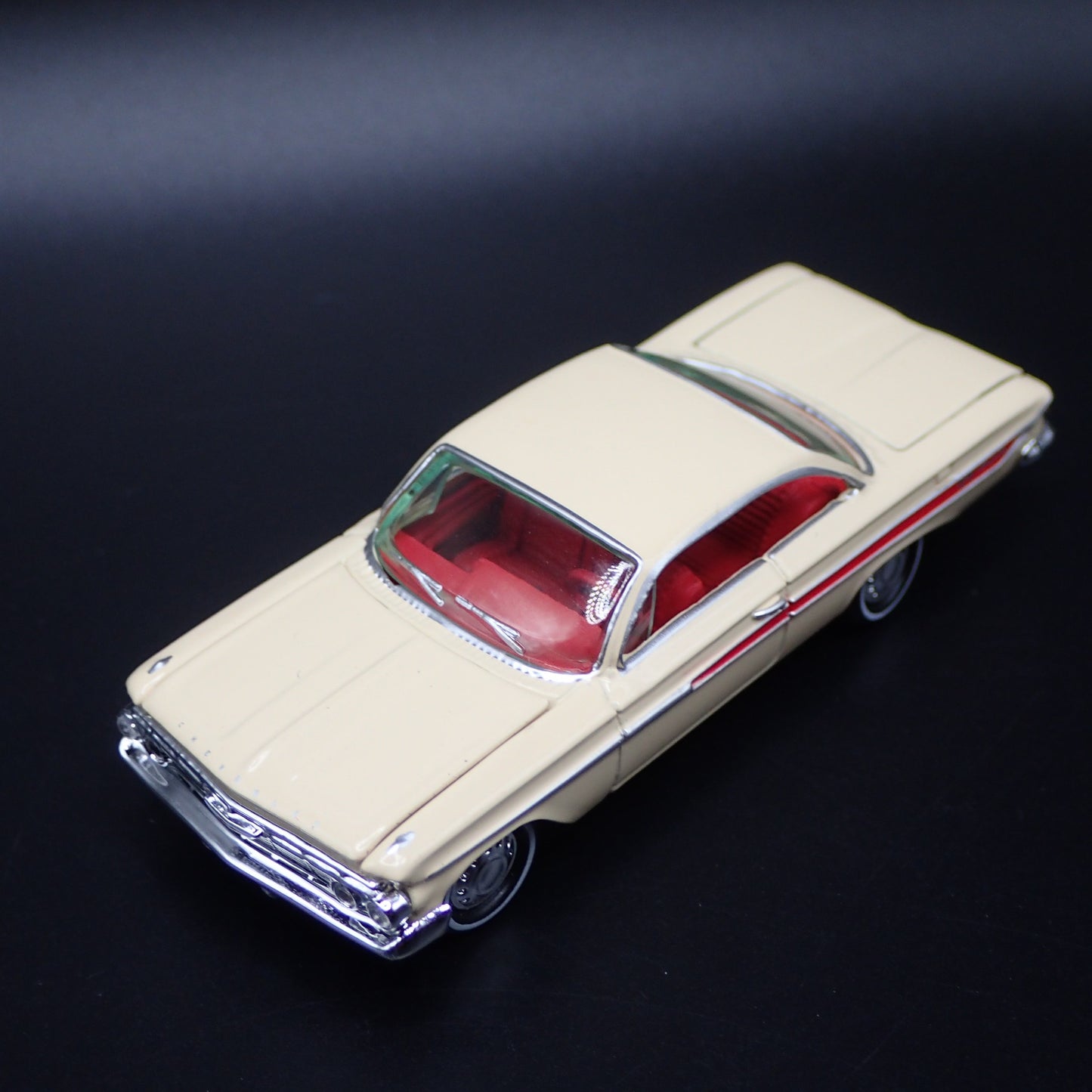 1961 61 CHEVY CHEVROLET IMPALA SS 409 CREAM 1:64 SCALE DIORAMA DIECAST MODEL CAR
