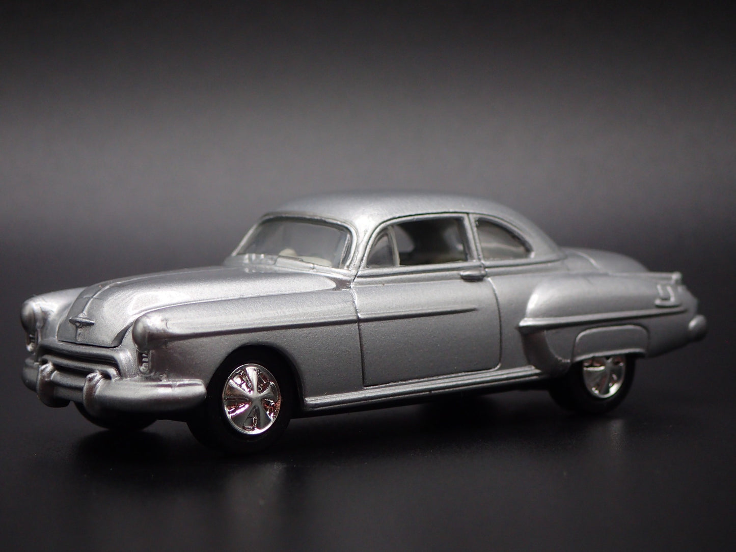 1950 50 OLDS OLDSMOBILE ROCKET 88 SILVER 1/64 SCALE DIORAMA DIECAST MODEL CAR