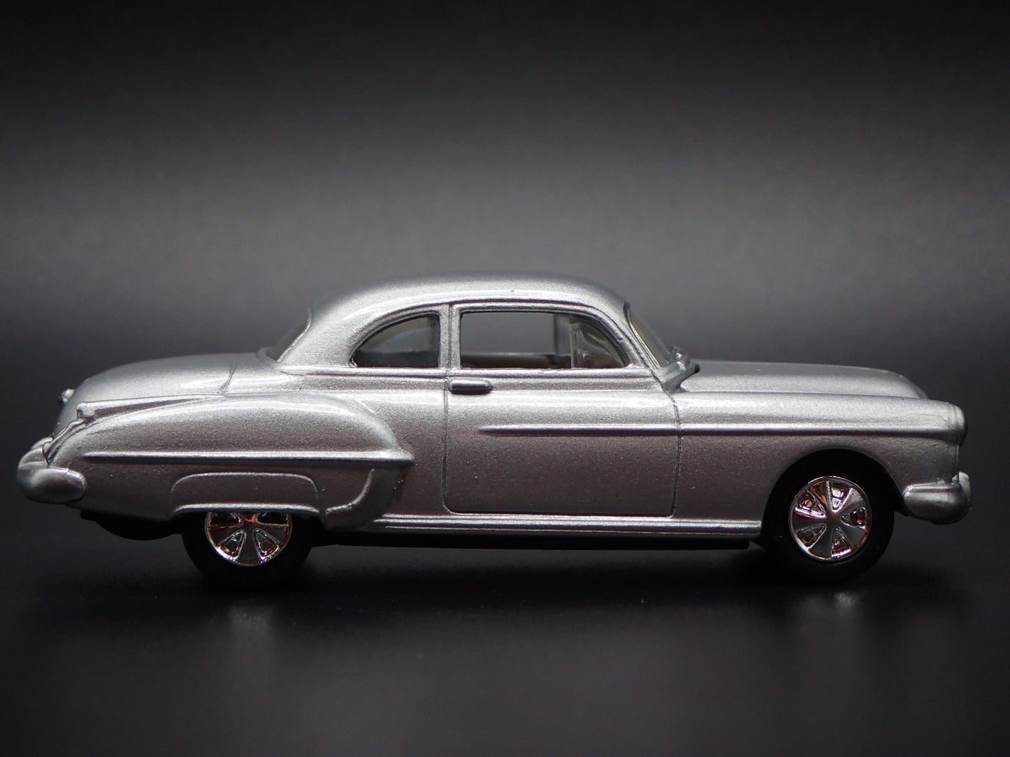 1950 50 OLDS OLDSMOBILE ROCKET 88 SILVER 1/64 SCALE DIORAMA DIECAST MODEL CAR