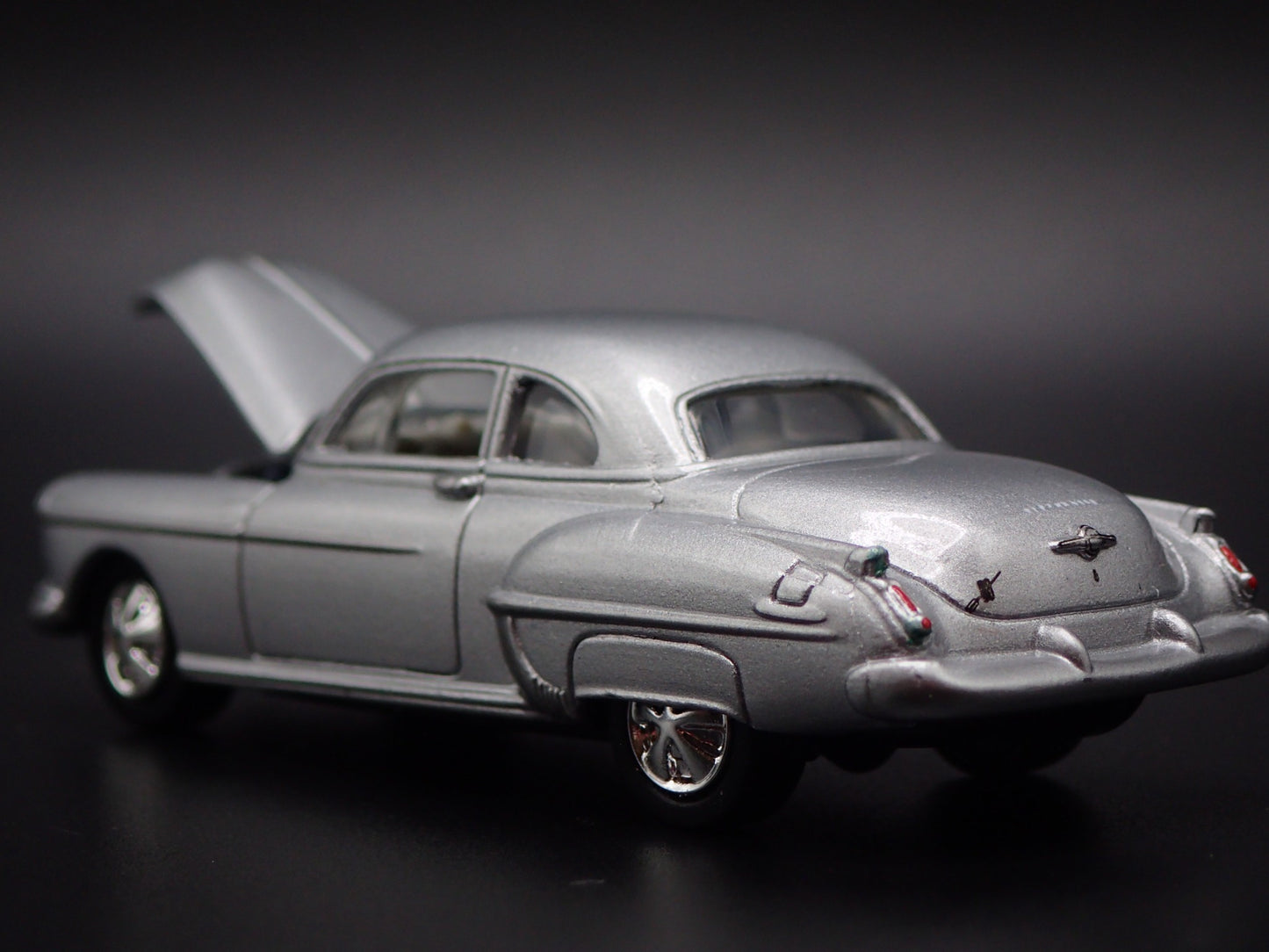1950 50 OLDS OLDSMOBILE ROCKET 88 SILVER 1/64 SCALE DIORAMA DIECAST MODEL CAR