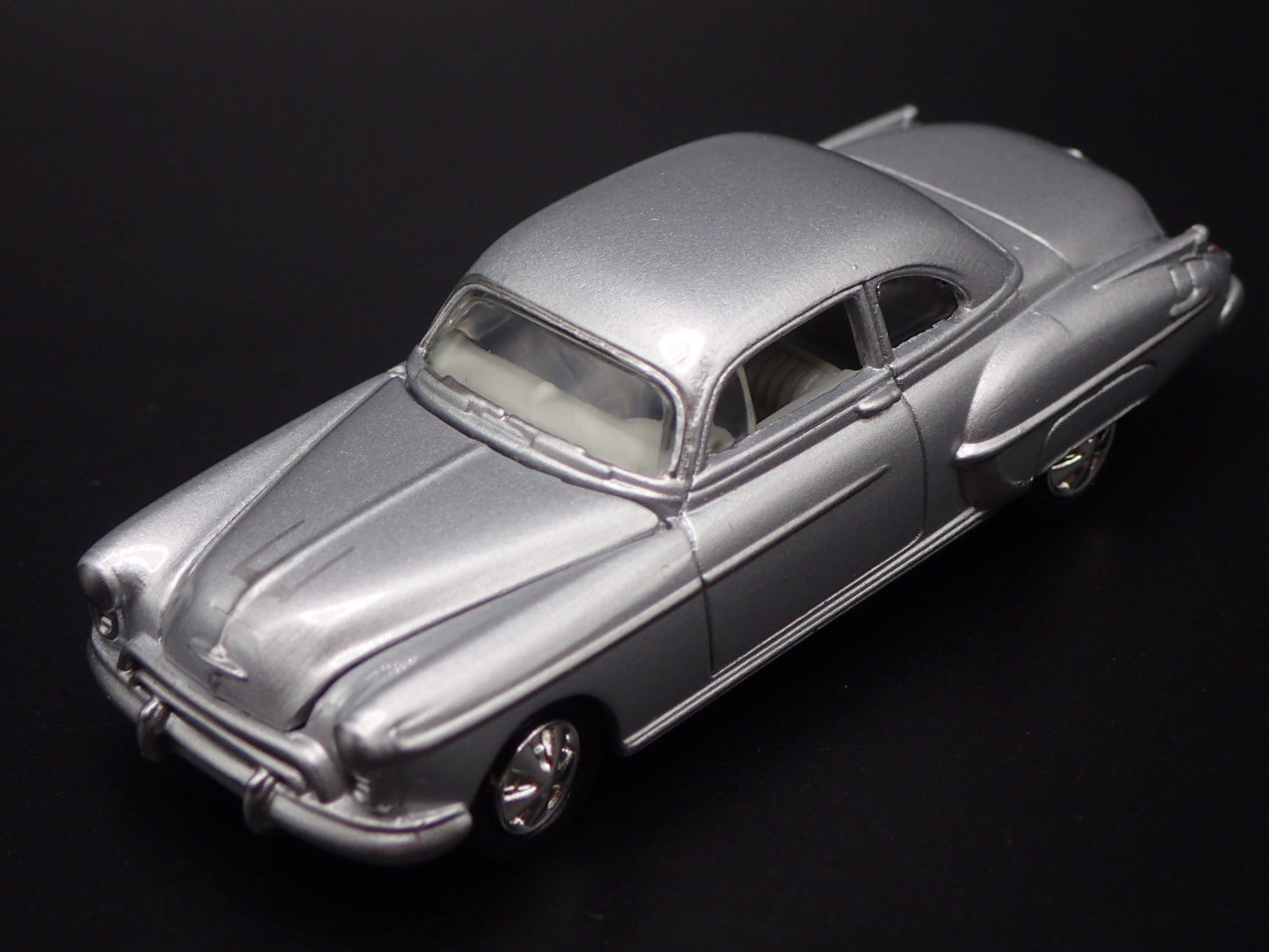 1950 50 OLDS OLDSMOBILE ROCKET 88 SILVER 1/64 SCALE DIORAMA DIECAST MODEL CAR