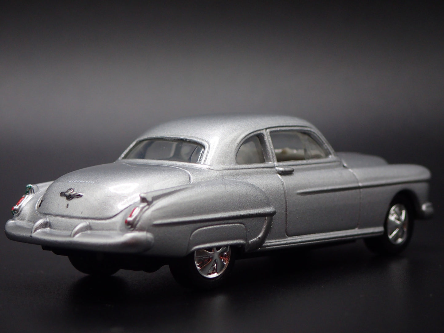 1950 50 OLDS OLDSMOBILE ROCKET 88 SILVER 1/64 SCALE DIORAMA DIECAST MODEL CAR