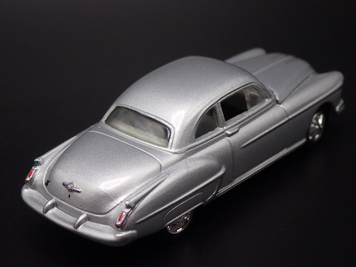 1950 50 OLDS OLDSMOBILE ROCKET 88 SILVER 1/64 SCALE DIORAMA DIECAST MODEL CAR