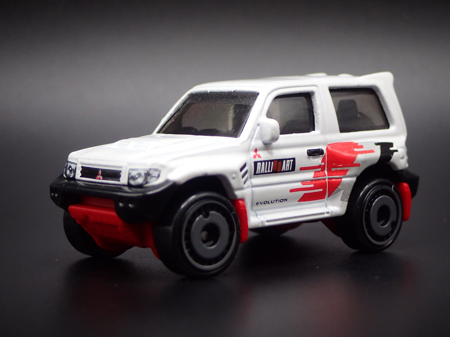 1997-1999 MITSUBISHI PAJERO EVOLUTION SUV 1:64 SCALE DIORAMA DIECAST MODEL CAR