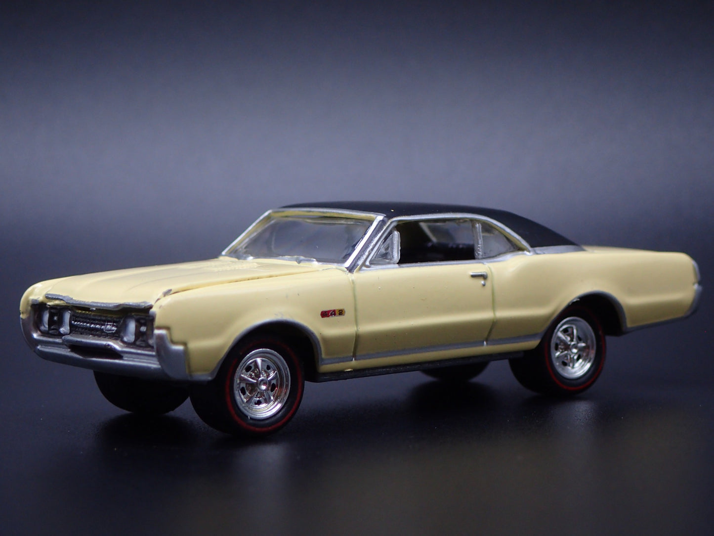 1967 67 OLDS OLDSMOBILE CUTLASS 442 CREAM 1:64 SCALE DIORAMA DIECAST MODEL CAR