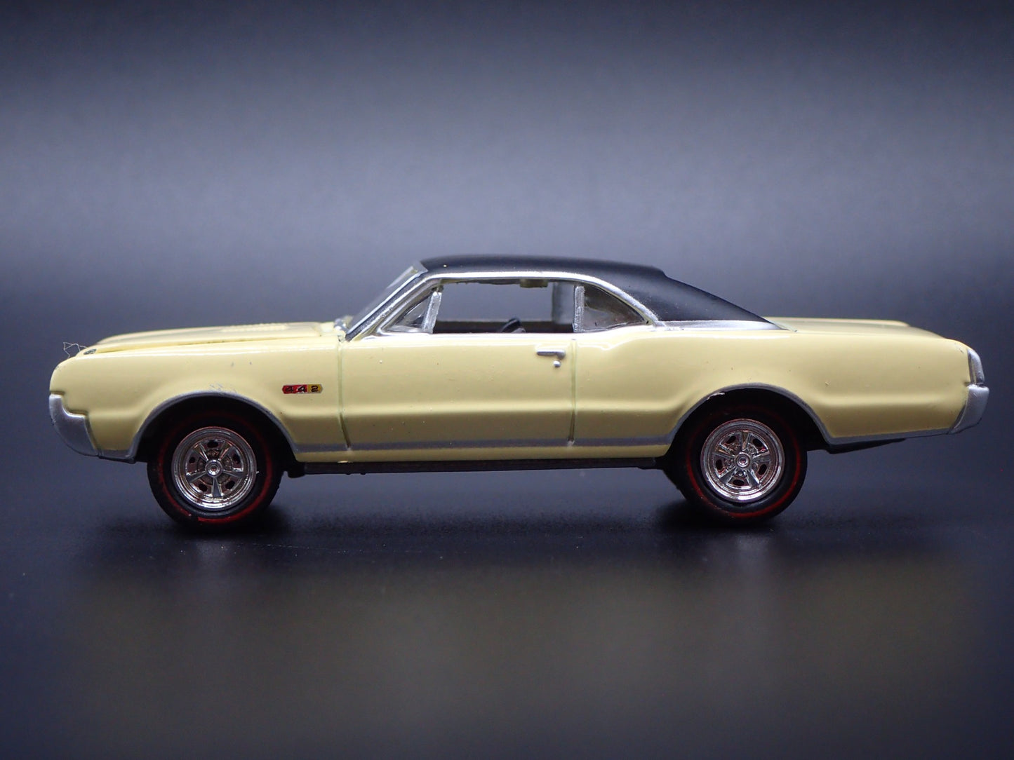 1967 67 OLDS OLDSMOBILE CUTLASS 442 CREAM 1:64 SCALE DIORAMA DIECAST MODEL CAR