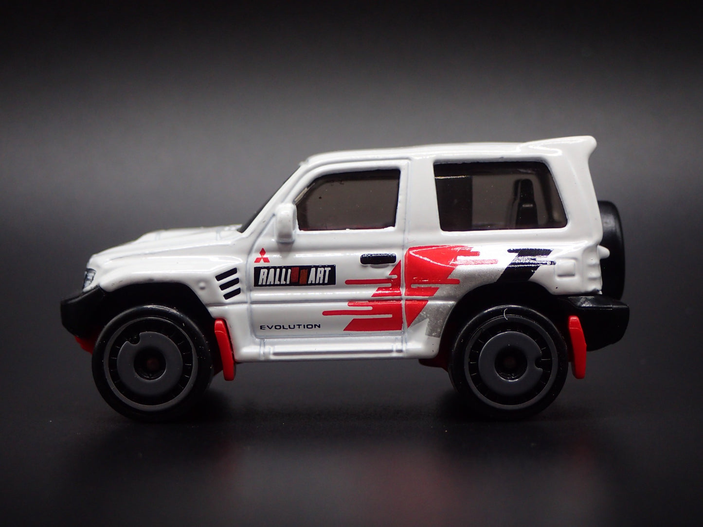 1997-1999 MITSUBISHI PAJERO EVOLUTION SUV 1:64 SCALE DIORAMA DIECAST MODEL CAR