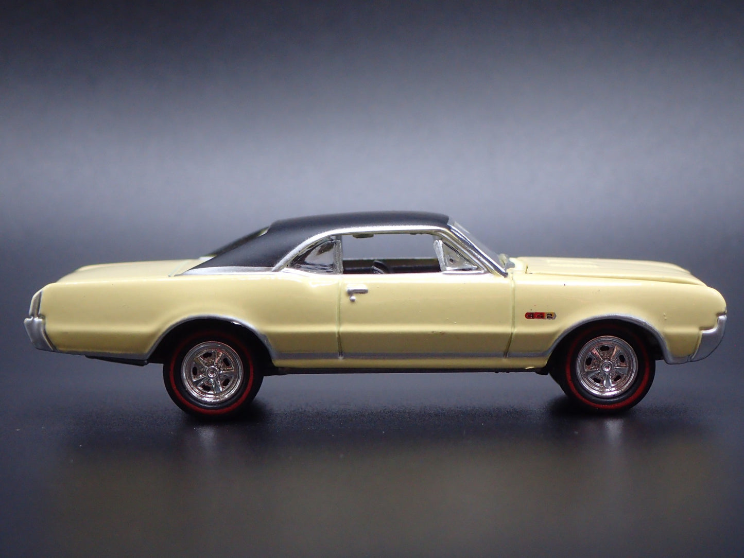 1967 67 OLDS OLDSMOBILE CUTLASS 442 CREAM 1:64 SCALE DIORAMA DIECAST MODEL CAR