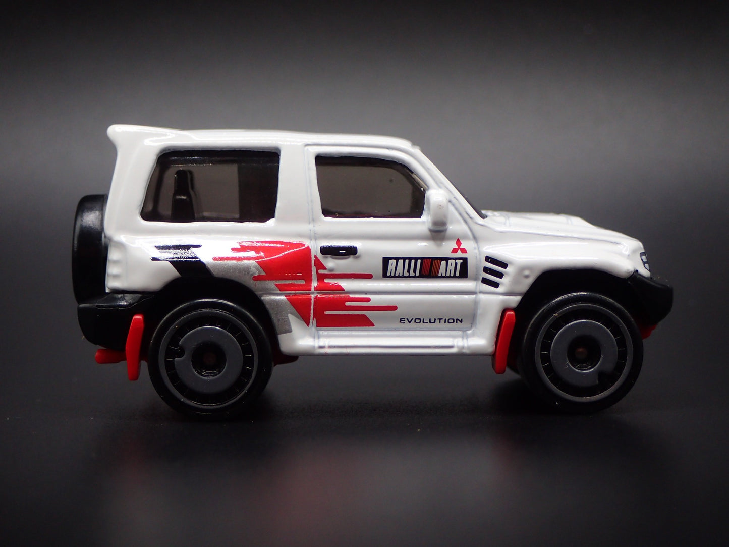 1997-1999 MITSUBISHI PAJERO EVOLUTION SUV 1:64 SCALE DIORAMA DIECAST MODEL CAR