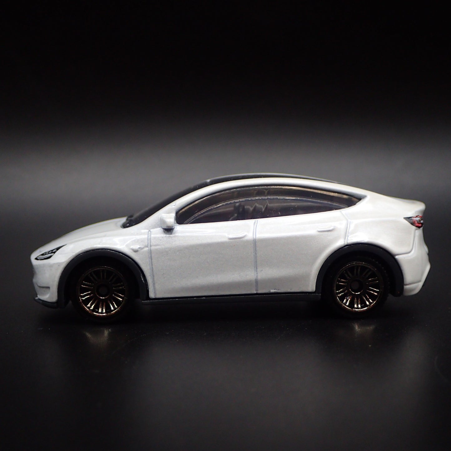 2020-2025 TESLA MODEL Y SUV 1:64 SCALE COLLECTIBLE DIORAMA DIECAST MODEL CAR