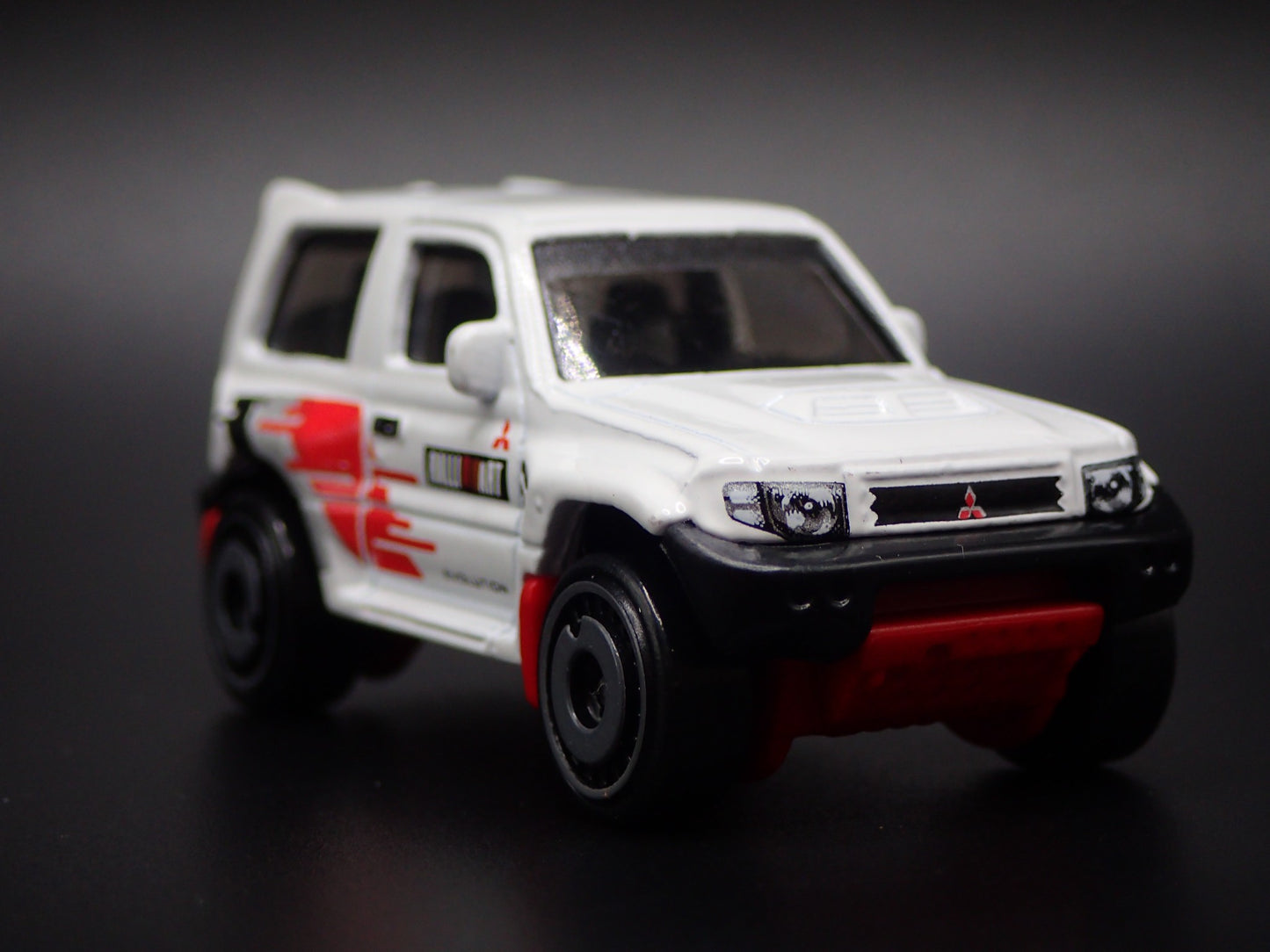 1997-1999 MITSUBISHI PAJERO EVOLUTION SUV 1:64 SCALE DIORAMA DIECAST MODEL CAR