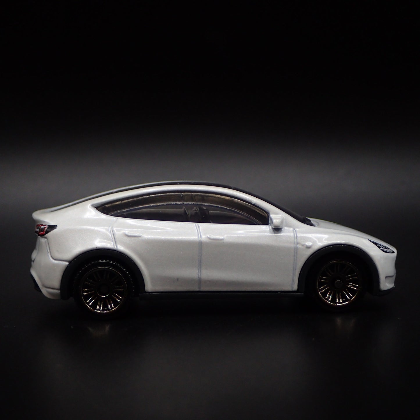 2020-2025 TESLA MODEL Y SUV 1:64 SCALE COLLECTIBLE DIORAMA DIECAST MODEL CAR