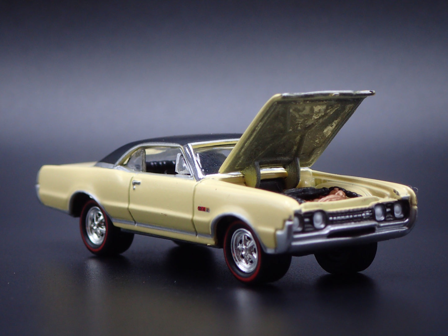 1967 67 OLDS OLDSMOBILE CUTLASS 442 CREAM 1:64 SCALE DIORAMA DIECAST MODEL CAR