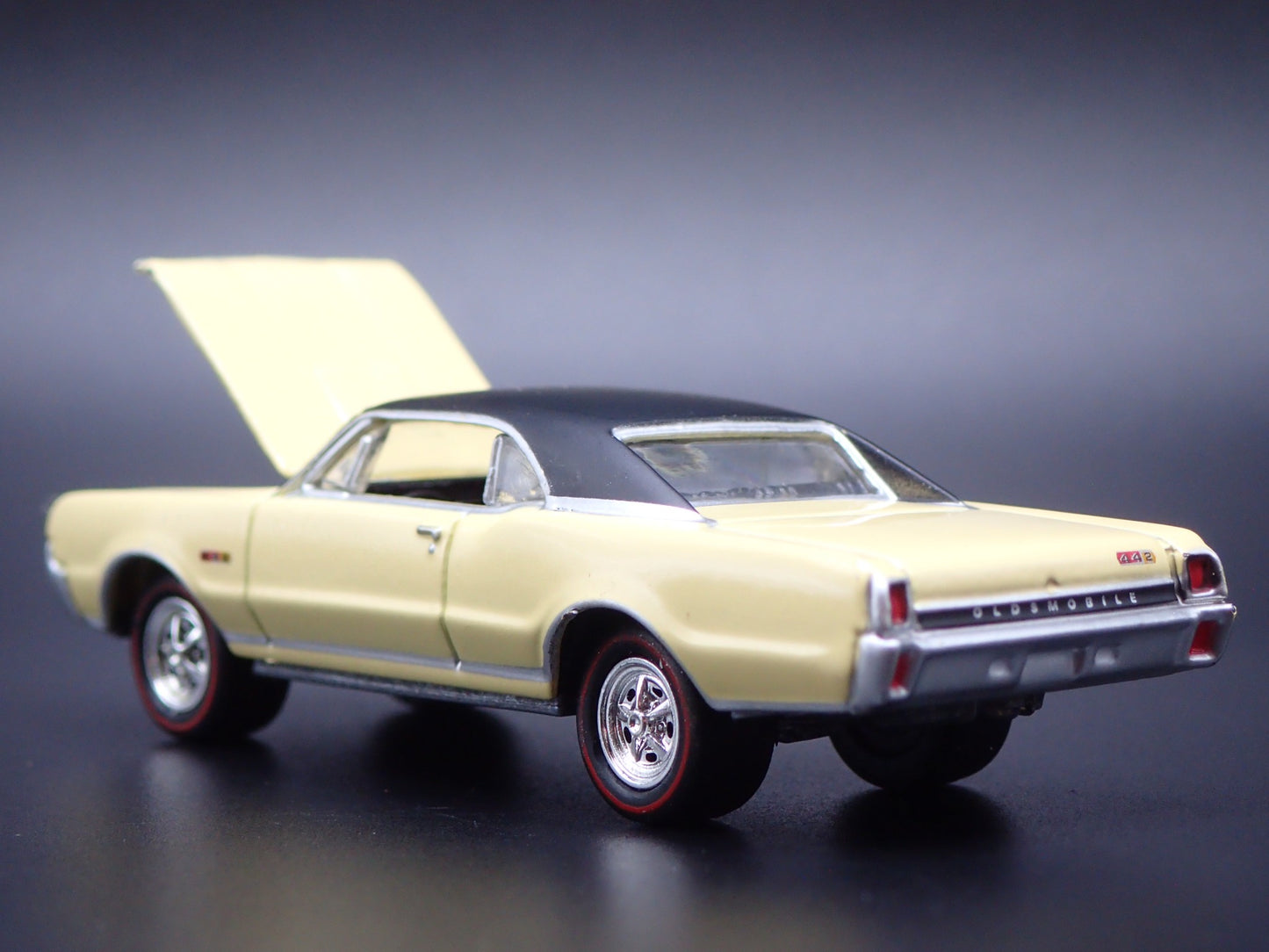 1967 67 OLDS OLDSMOBILE CUTLASS 442 CREAM 1:64 SCALE DIORAMA DIECAST MODEL CAR