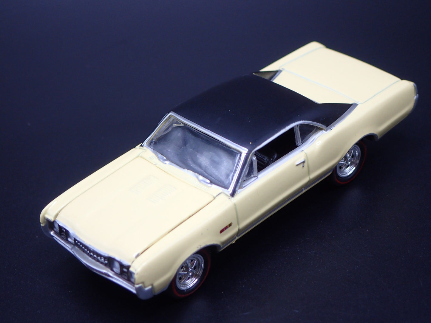 1967 67 OLDS OLDSMOBILE CUTLASS 442 CREAM 1:64 SCALE DIORAMA DIECAST MODEL CAR