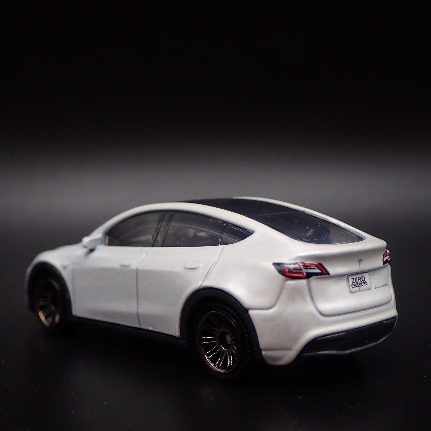 2020-2025 TESLA MODEL Y SUV 1:64 SCALE COLLECTIBLE DIORAMA DIECAST MODEL CAR