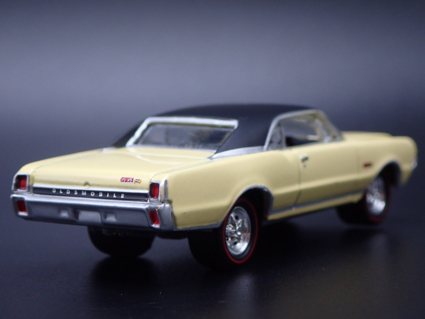 1967 67 OLDS OLDSMOBILE CUTLASS 442 CREAM 1:64 SCALE DIORAMA DIECAST MODEL CAR