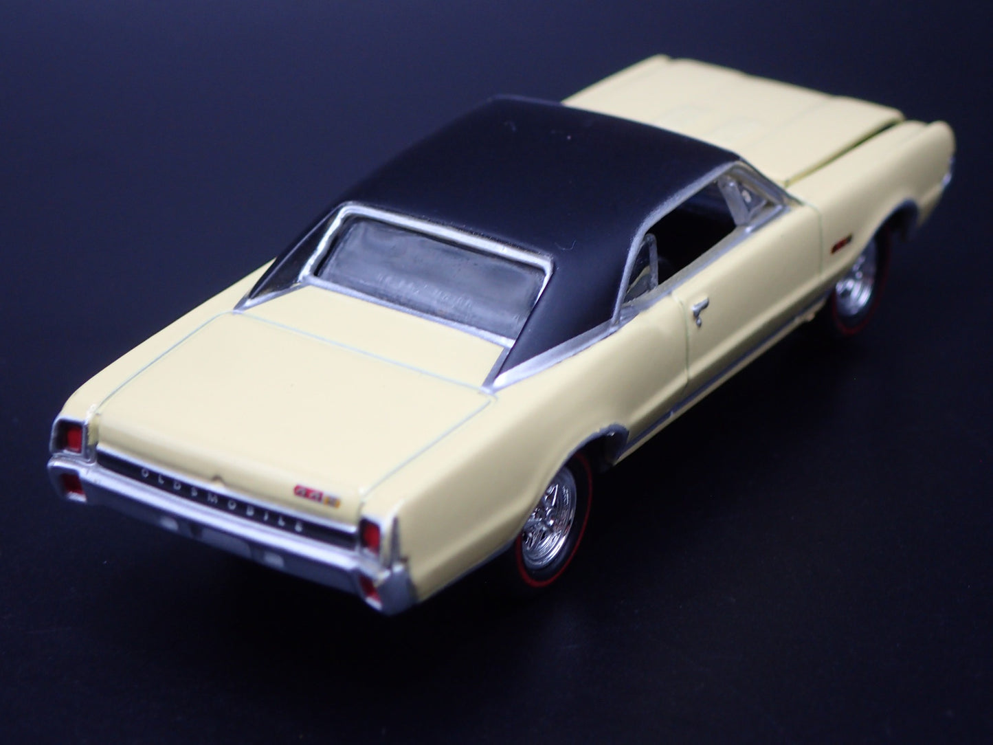 1967 67 OLDS OLDSMOBILE CUTLASS 442 CREAM 1:64 SCALE DIORAMA DIECAST MODEL CAR
