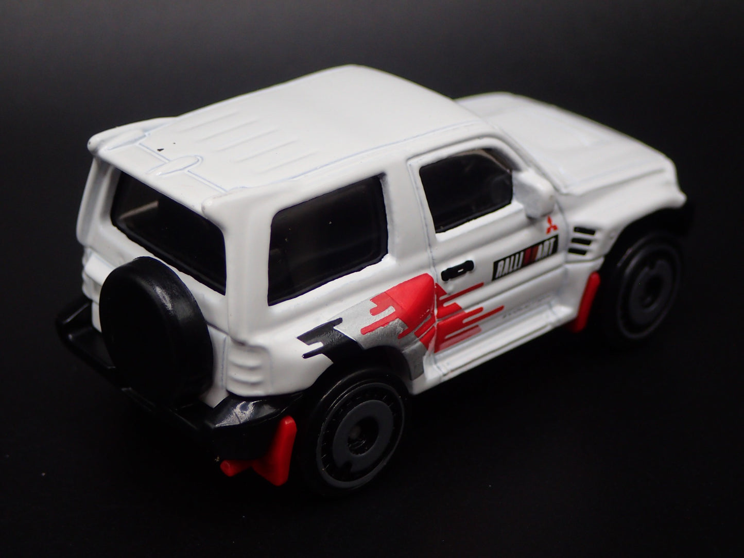 1997-1999 MITSUBISHI PAJERO EVOLUTION SUV 1:64 SCALE DIORAMA DIECAST MODEL CAR