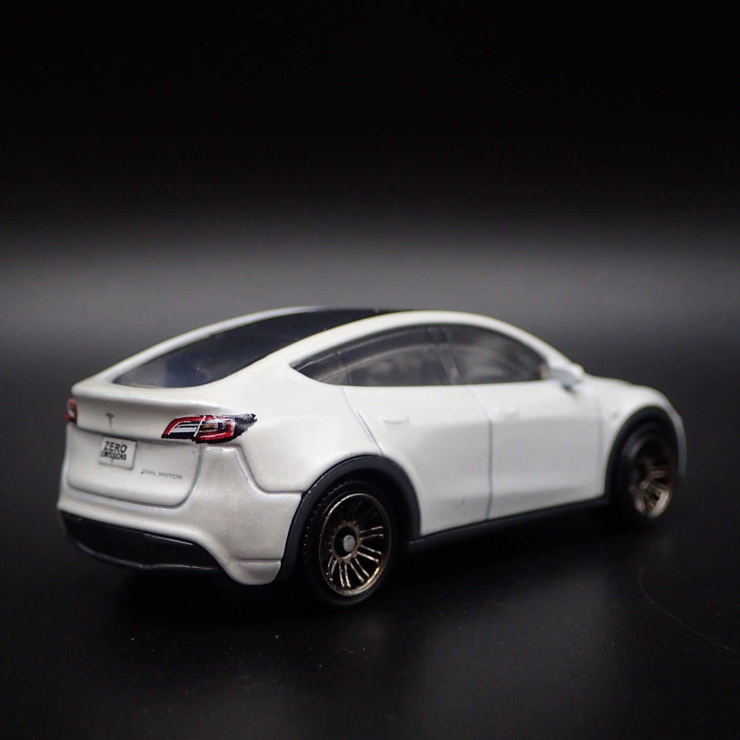 2020-2025 TESLA MODEL Y SUV 1:64 SCALE COLLECTIBLE DIORAMA DIECAST MODEL CAR