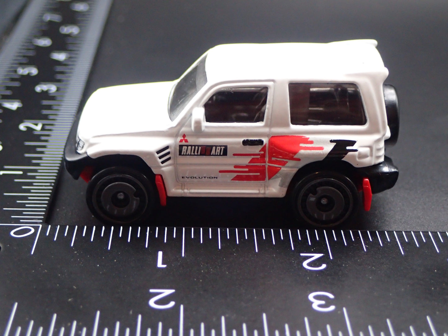 1997-1999 MITSUBISHI PAJERO EVOLUTION SUV 1:64 SCALE DIORAMA DIECAST MODEL CAR