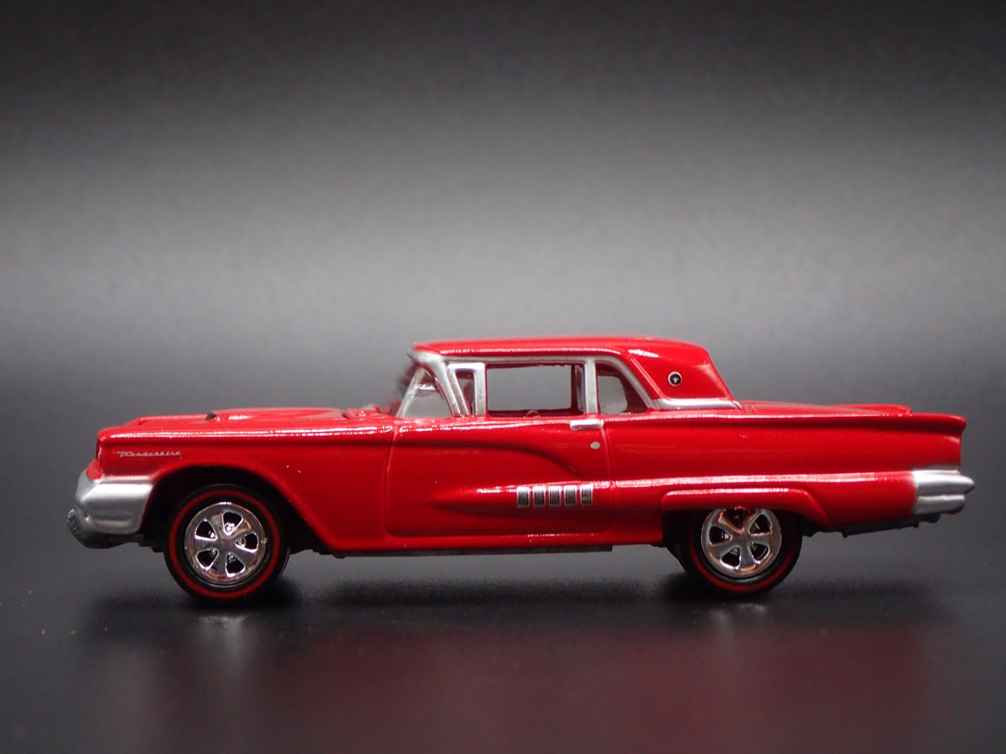1958 58 FORD THUNDERBIRD TBIRD 1:64 SCALE COLLECTIBLE DIORAMA DIECAST MODEL CAR