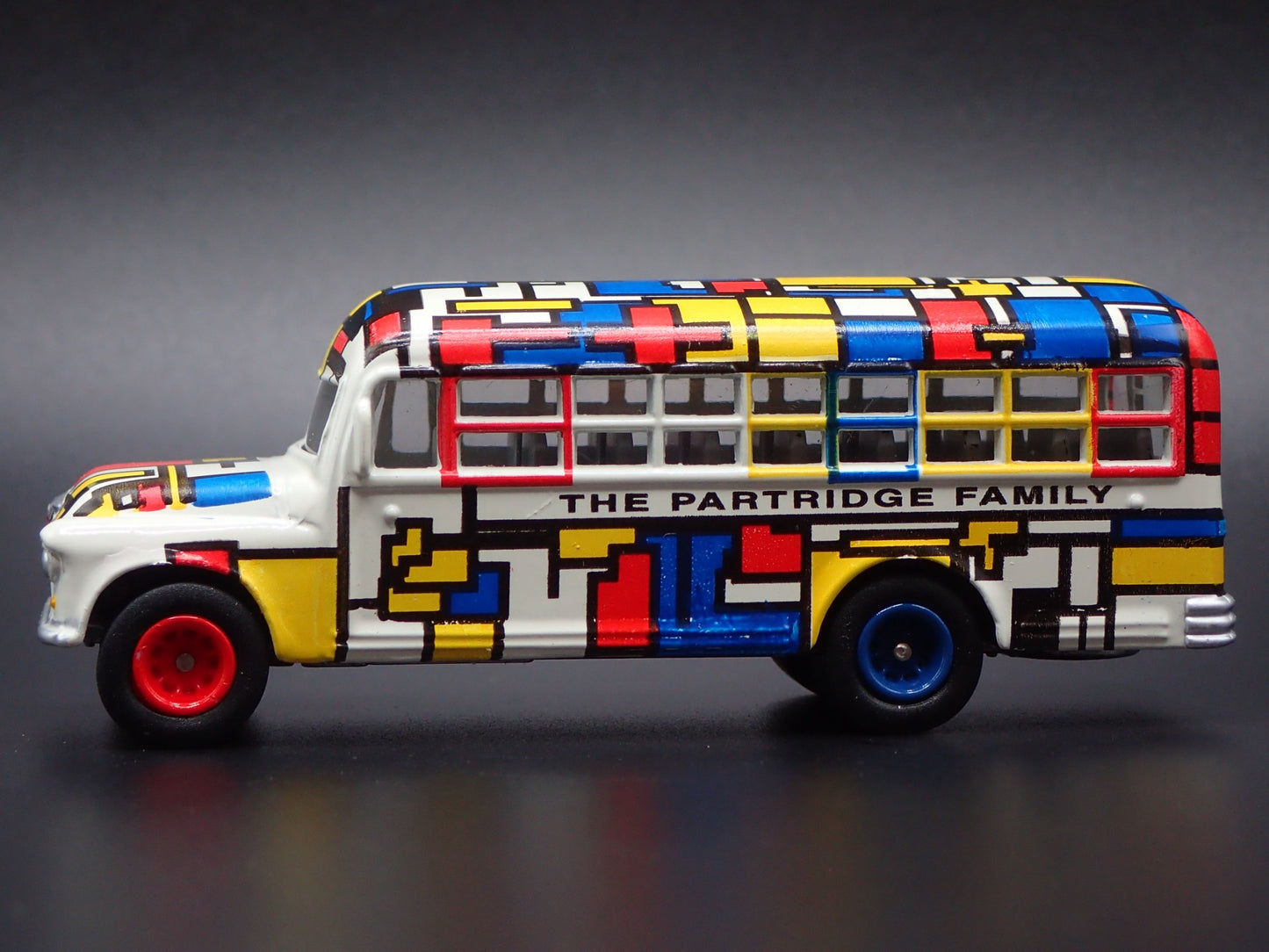 THE PARTRIDGE FAMILY SCHOOL TOUR BUS 1/64 SCALE DIORAMA DIECAST CARS AND TRUCKS