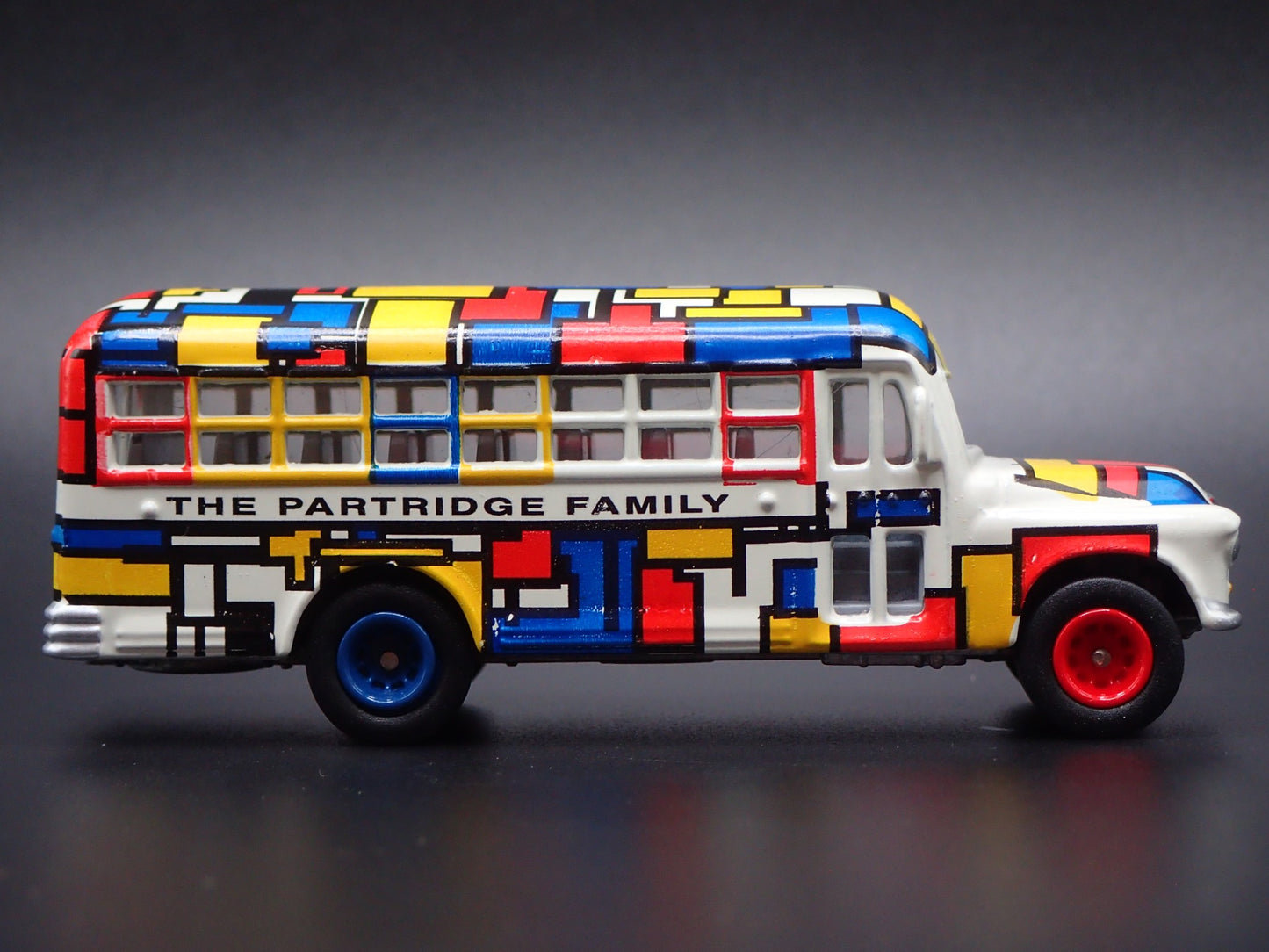 THE PARTRIDGE FAMILY SCHOOL TOUR BUS 1/64 SCALE DIORAMA DIECAST CARS AND TRUCKS