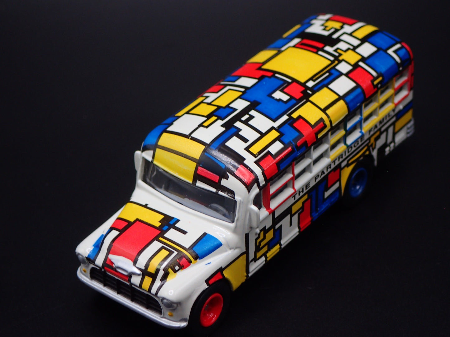 THE PARTRIDGE FAMILY SCHOOL TOUR BUS 1/64 SCALE DIORAMA DIECAST CARS AND TRUCKS