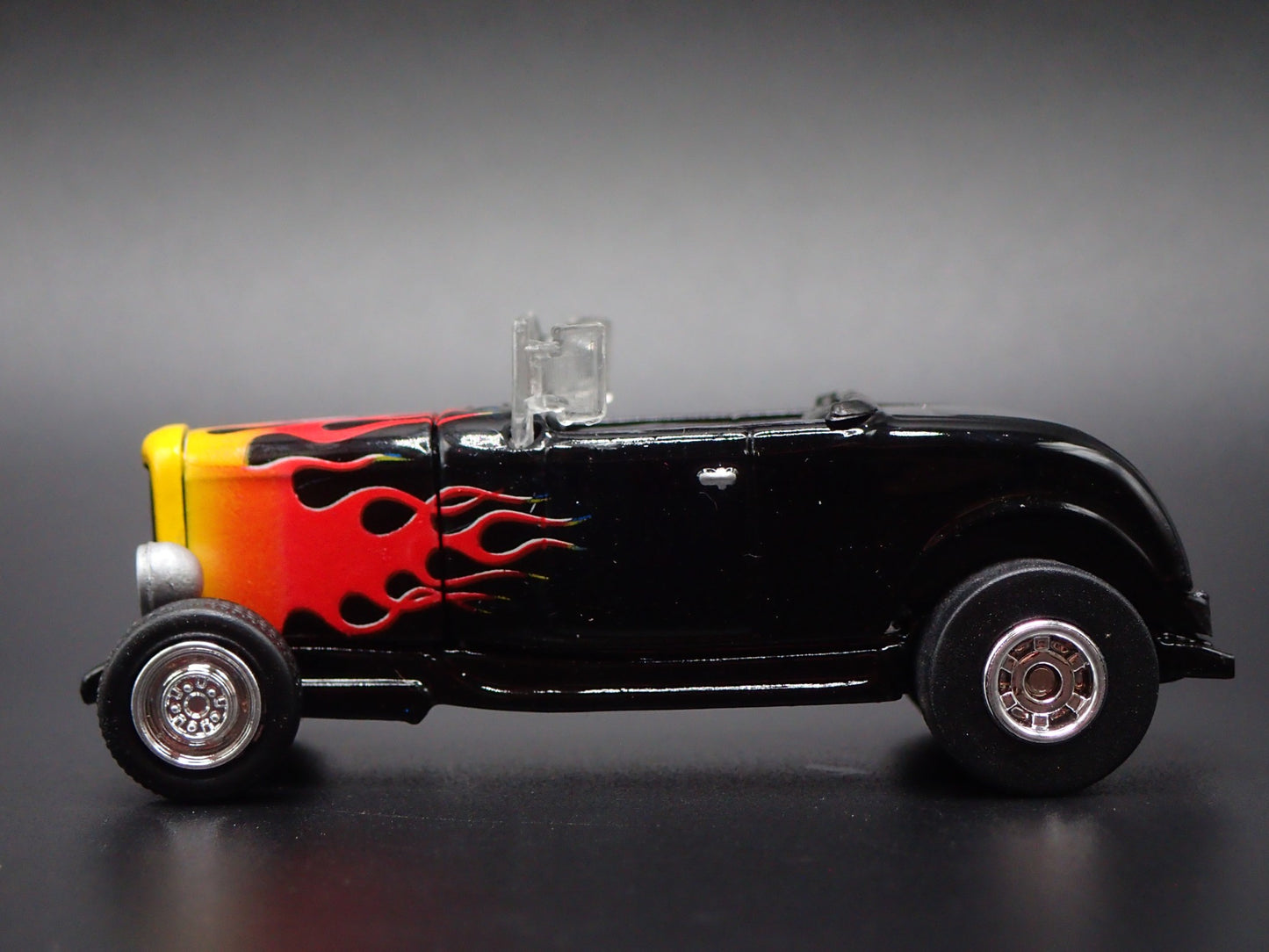 1932 32 FORD ROADSTER HOT ROD BLACK FLAMES 1:64 SCALE DIORAMA DIECAST MODEL CAR