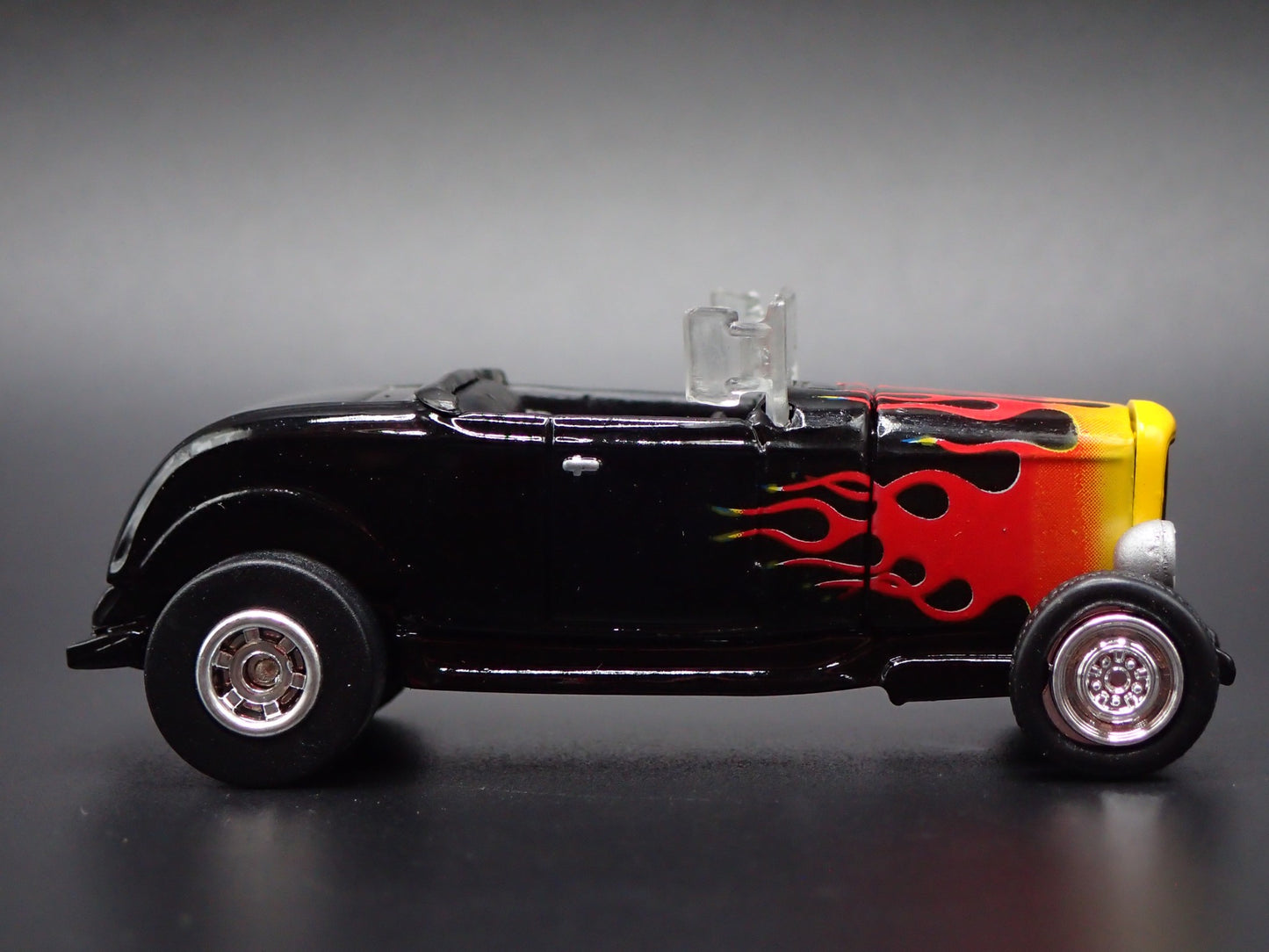 1932 32 FORD ROADSTER HOT ROD BLACK FLAMES 1:64 SCALE DIORAMA DIECAST MODEL CAR