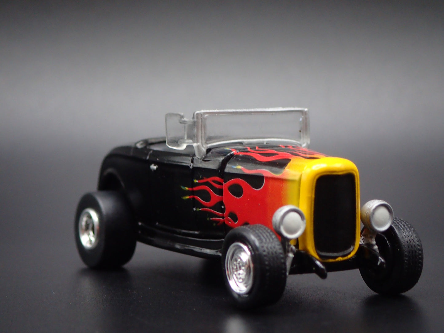 1932 32 FORD ROADSTER HOT ROD BLACK FLAMES 1:64 SCALE DIORAMA DIECAST MODEL CAR