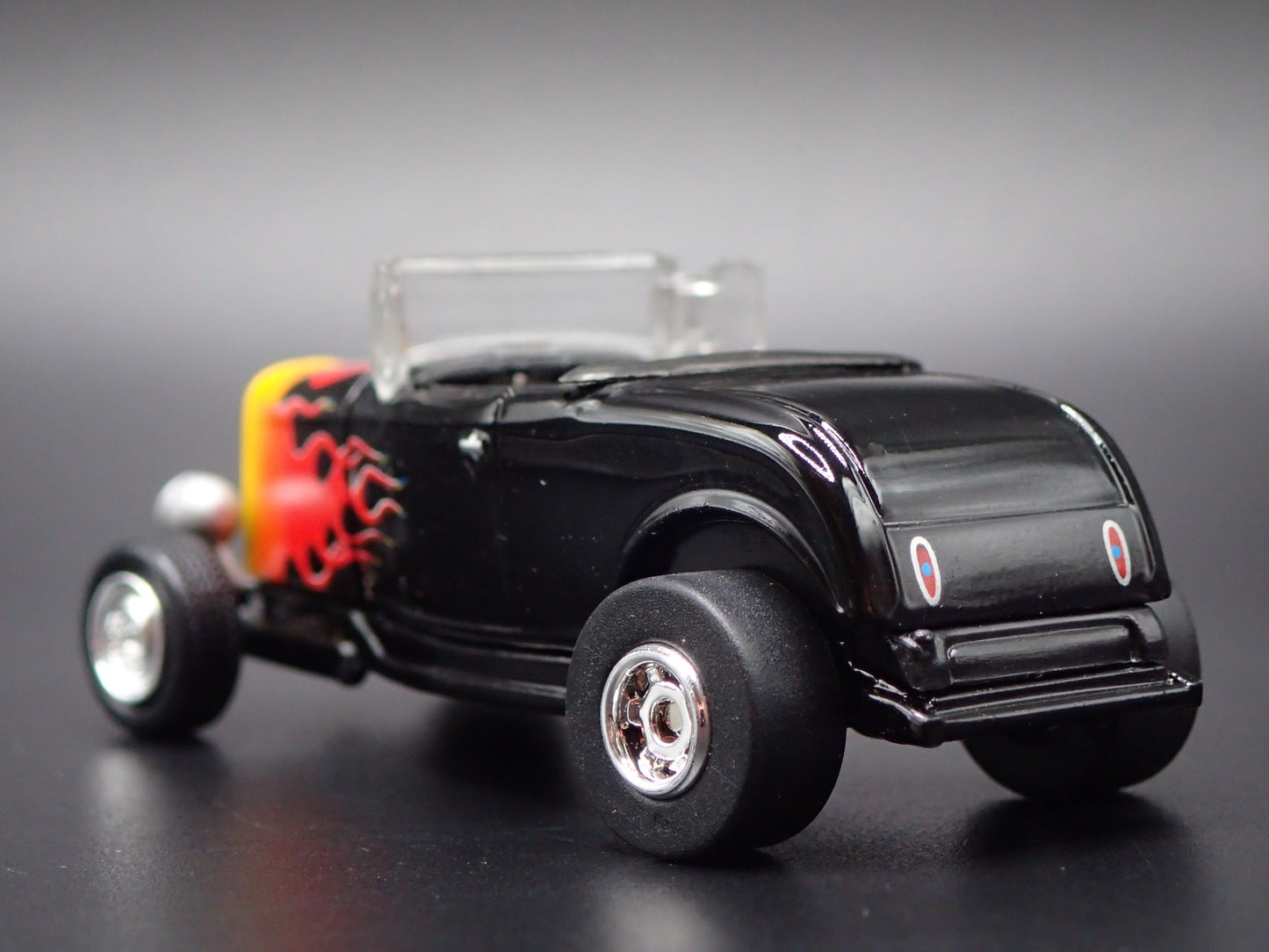 1932 32 FORD ROADSTER HOT ROD BLACK FLAMES 1:64 SCALE DIORAMA DIECAST MODEL CAR