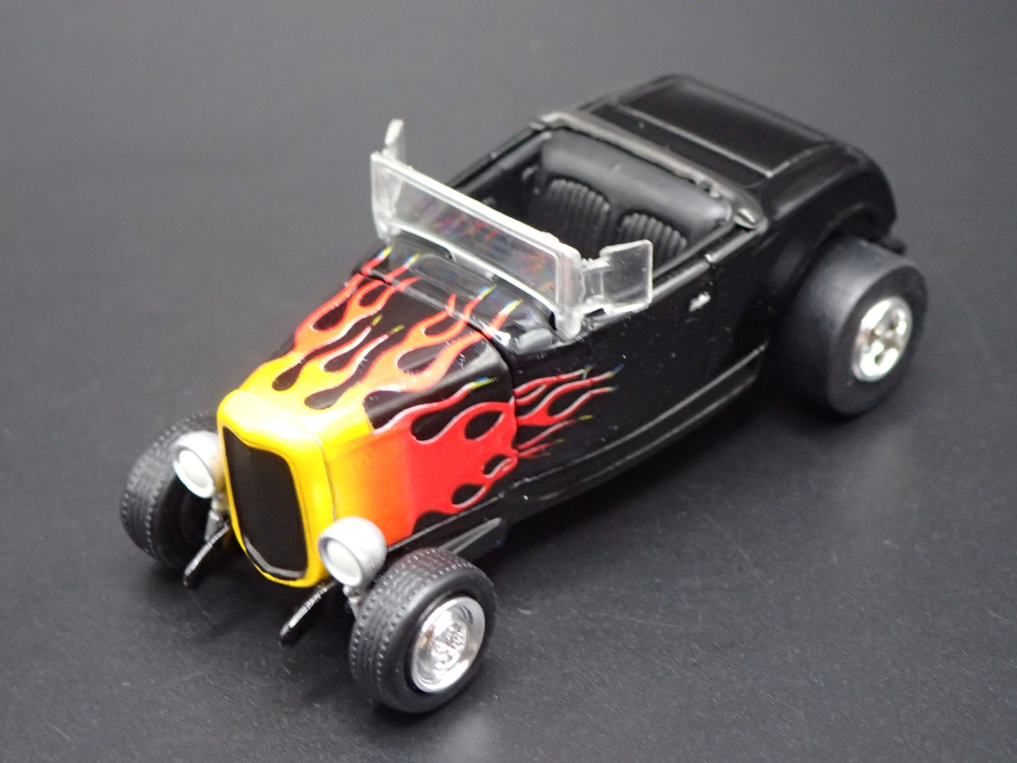 1932 32 FORD ROADSTER HOT ROD BLACK FLAMES 1:64 SCALE DIORAMA DIECAST MODEL CAR