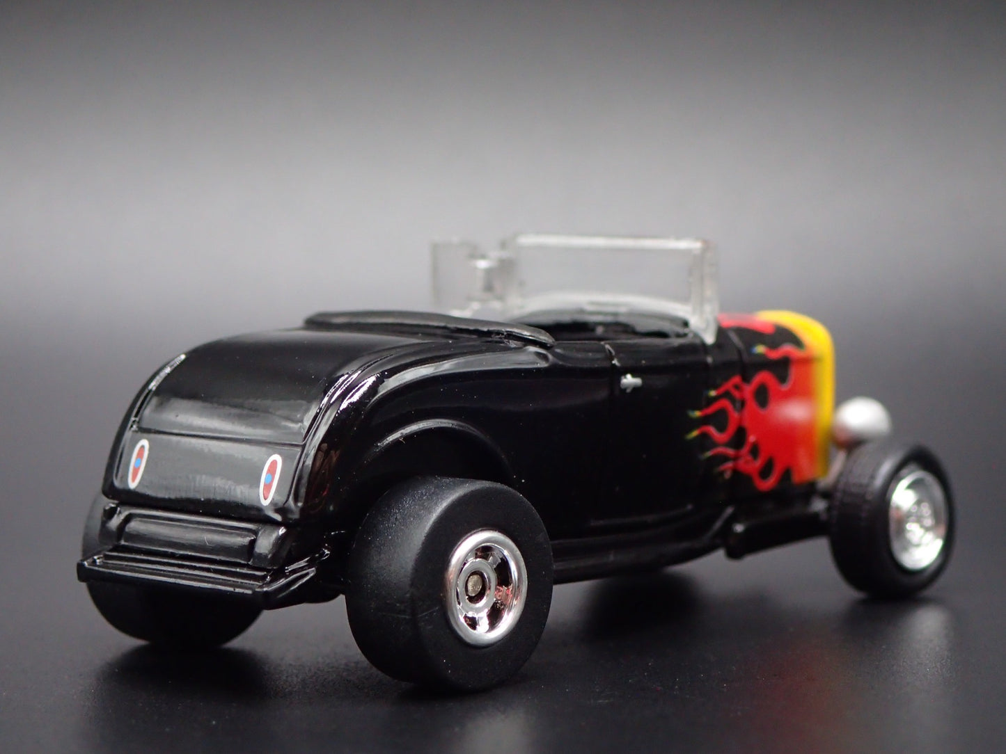 1932 32 FORD ROADSTER HOT ROD BLACK FLAMES 1:64 SCALE DIORAMA DIECAST MODEL CAR