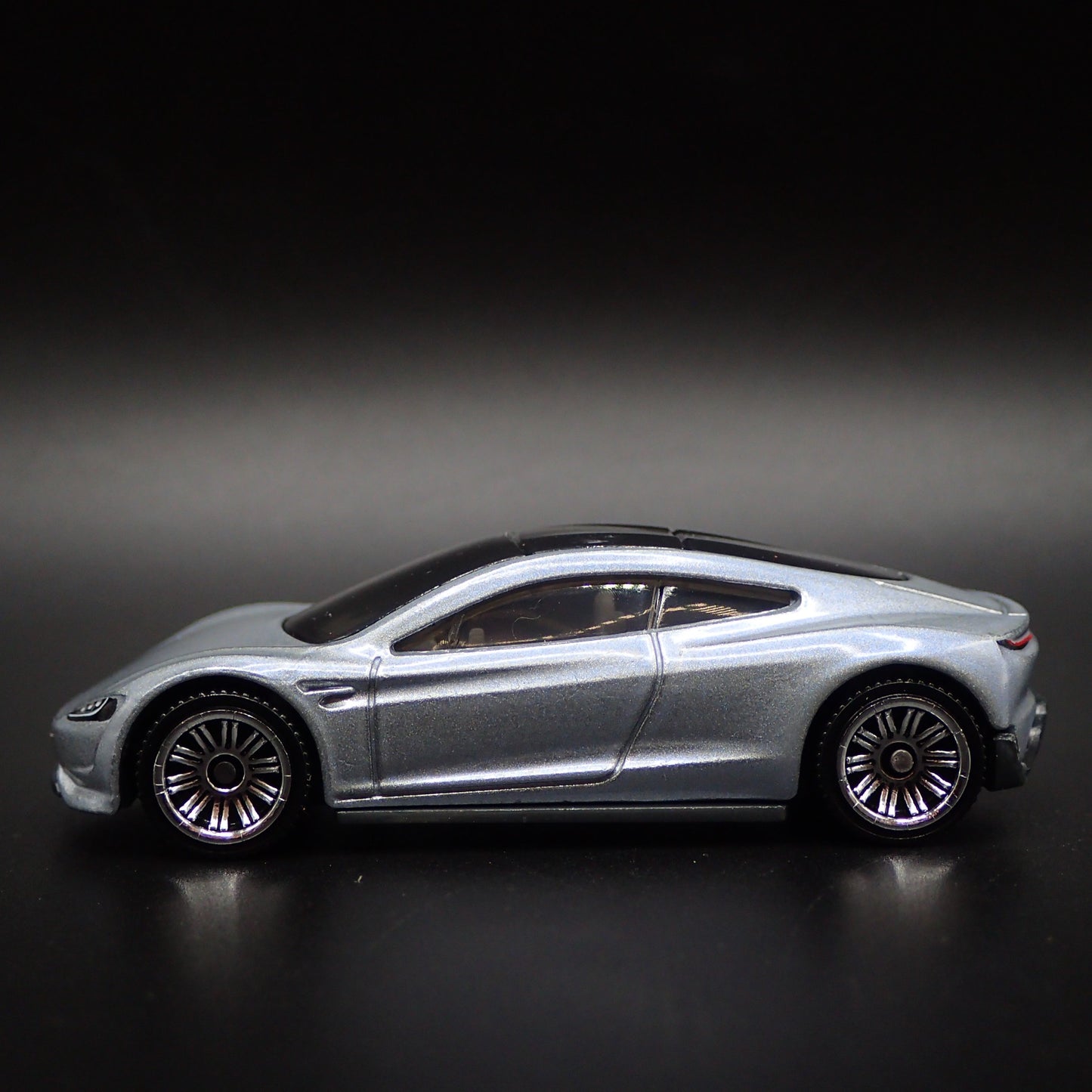 2023 23 TESLA ROADSTER RARE 1:64 SCALE COLLECTIBLE DIORAMA DIECAST MODEL CAR