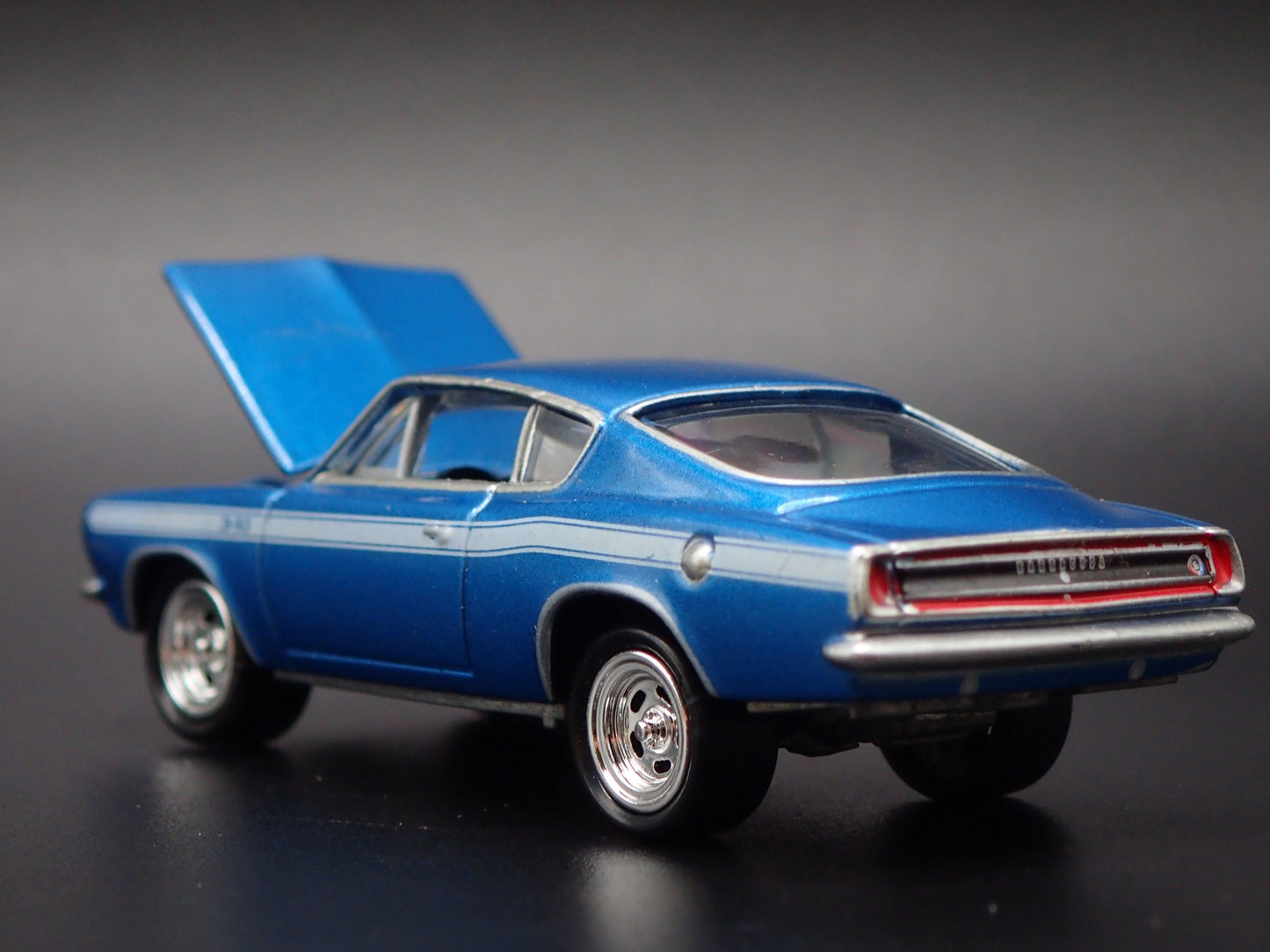 1969 69 PLYMOUTH BARRACUDA FASTBACK BLUE 1:64 SCALE DIORAMA DIECAST MODEL CAR